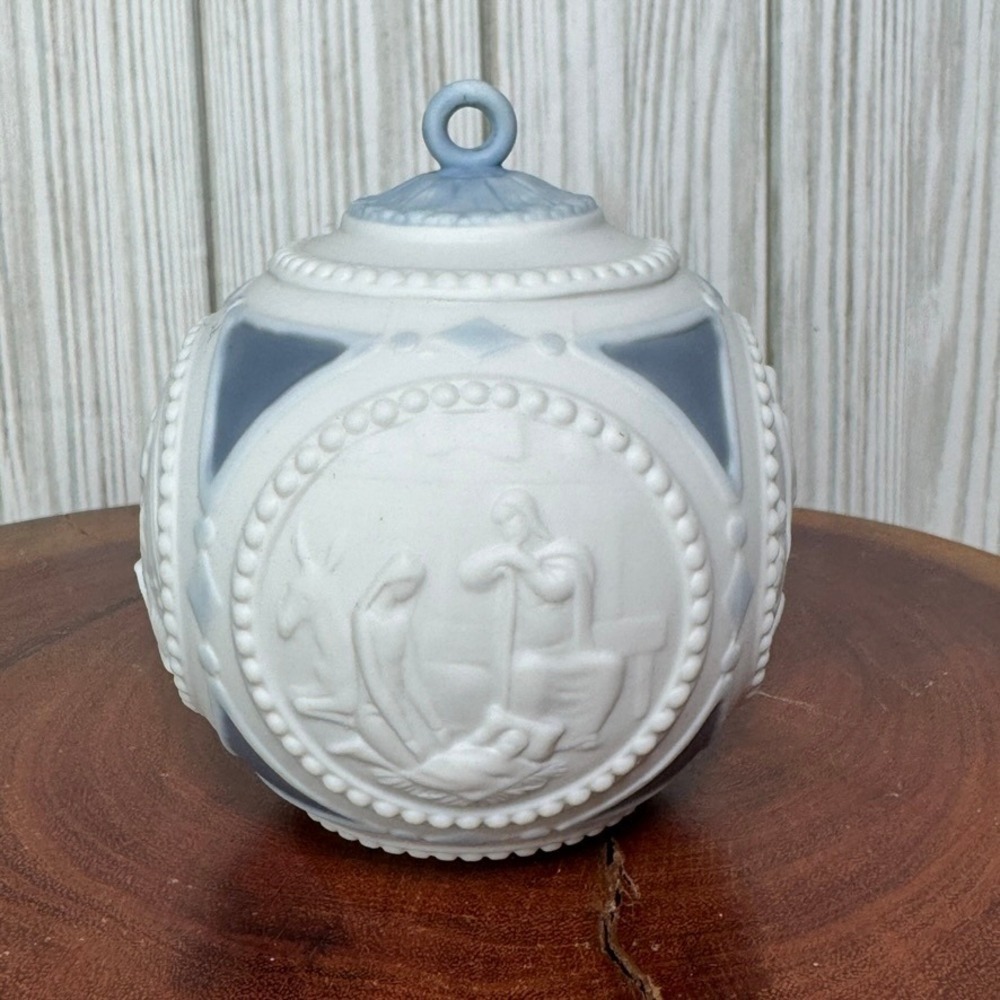 Lladro 1988‎ Christmas Ball Ornament Blue White Matte Porcelain Nativity Spain